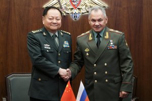 США и другие западные страны безудержно реализуют политику гегемонии и прибегают к травле, проводят против России, Китая и других стран политику сдерживания -генерал-полковник Чжан Юся