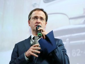 Мединский назвал чтение комиксов взрослыми убожеством