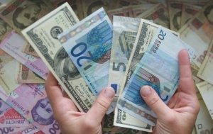 Заробитчане с начала года перечислили в Украину более 100 миллиардов гривен, сообщил Нацбанк