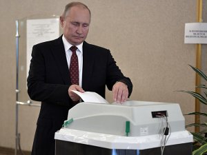 На сегодняшних выборах были песни, люди в костюмах зайцев и муми-троллей, вбросы, а также мертвецы — настоящие и подложные.