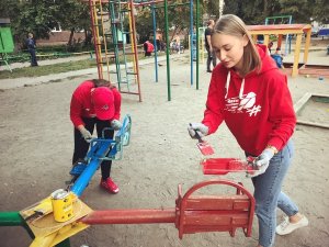 Алтайская команда «Молодежки ОНФ» обновила детскую площадку в Железнодорожном районе Барнаула