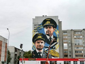 На доме в Югре появилось граффити в честь пилотов аварийно севшего А321 в Подмосковье