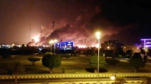 Нападение дронов вдвое сократило производство саудовской нефти (Крупные нефтяные объекты загорелись из-за атаки дронов в Саудовской Аравии)