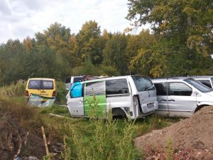 В жилом секторе Кирова устроили «кладбище» старых автомобилей