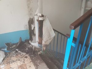 Житель Красноярска «прочистил» мусоропровод в доме бензином