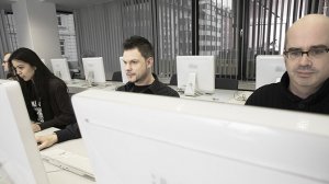 Названы профессии, которые первыми перейдут на четырехдневную рабочую неделю: специалисты сферы ИТ, журналисты, дизайнеры, рабочие автоматизированных производств, телекоммуникаций и интернета