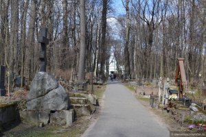 Разместить фото политического руководства страны на могилах – надругаться над умершими. В Петербурге возбуждено уголовное дело за акцию на Смоленском кладбище