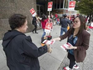 Работники трёх крупных отелей объявили бессрочную забастовку
