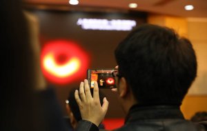 "Плевок" сверхмассивной черной дыры снимут на видео