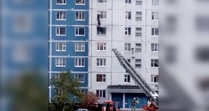 В Нижневартовске новый герой. Мужчина на руках поднял девушку из горящей квартиры на этаж выше