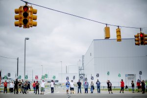Бастующие работники GM усиливают давление на менеджмент