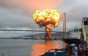 Взрыв 25-тонного нефтяного танкера в Южной Корее.