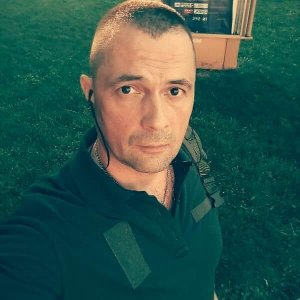 На украинского воина-гея после его каминг-аута напали радикалы. Он ищет новое жилье и место работы.