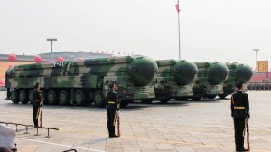 Китай впервые продемонстрировал ряд новейших вооружений на военном параде (Показана новейшая баллистическая ракета DF-41. По разным оценкам, максимальная дальность ее полета около  14 тыс. км)