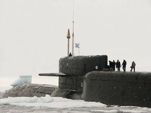 Подлодка РФ проломила лед и к ней сбежались белые медведи.