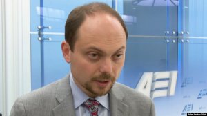 «Шестерка» Запада: зачем ведущий «Эха Москвы» выступил за ввод санкций против РФ?