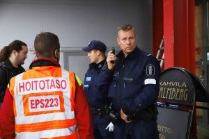 В Финляндии преступник с мечом совершил нападение на людей в училище: один человек умер, девять пострадали, подозреваемый - коренной финн