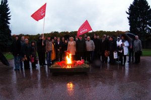 Петербургские комсомольцы и коммунисты почтили память жертв октябрьских событий 1993 года.