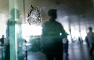 Неизвестные расстреляли охранников из травматического оружия и захватили завод «Кубанские деликатесы», есть раненые. Налётчики попытались взять в заложники находившихся внутри людей