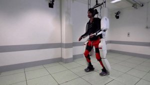 Парализованный пациент ходит, управляя экзоскелетом силой мысли