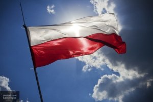 Поляки поставили жителя Львова на колени за флаг украинских нацистов.