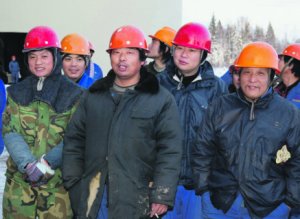 Китайские гастарбайтеры на государственных стройках России зарабатывают в разы больше российских инженеров. Рядовые каменщики из КНР получают более 140 тысяч рублей в месяц