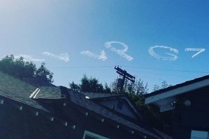 Поздравление Владимиру Путину появилось в небе над Голливудом.