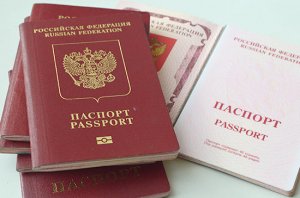 Из-за бедности россияне стали чаще получать «бумажные» загранпаспорта