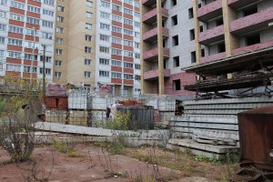 В Кирове подростки устраивают опасные игры на территории недостроя на Мичуринской