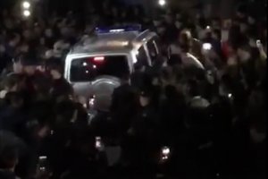 В гаражах, где обнаружен труп 9-летней Елизаветы Киселевой, собрался стихийный митинг. Люди требуют выдать им убийцу