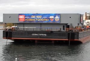 В Севастополе спустили на воду понтон, плавкрана «ПК-400 «Севастополь».