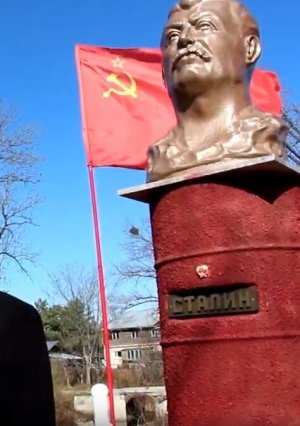 Культ личности - 2019. Хабаровский владелец завода газировки установил памятник тов.Сталину.