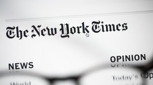 "Без комментариев": The New York Times разместила на первой полосе шамана, "изгоняющего" Путина
