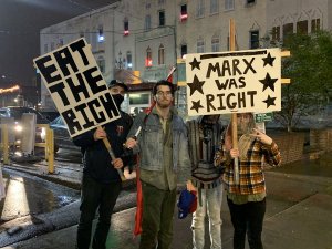 Уличный протест противТрампа и столкновения с полицией на конях и велосипедах