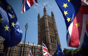 Евросоюз и Великобритания достигли соглашения по Brexit. Глава Еврокомиссии Жан-Клод Юнкер заявил, что рекомендовал саммиту ЕС одобрить эту сделку