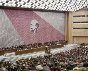 17 октября 1961 года начался XXII съезд КПСС. Приняты решения: построить коммунизм к 1980 году и вынести тело Сталина из мавзолея