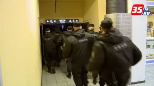 «ОМОН, не надо сюда вот так вот набегать». Кинчев в Череповце заступился за фанатов «Алисы», получивших дубинками