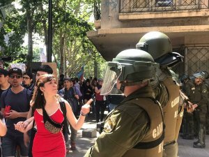 В центре Сантьяго полиция вновь разгоняет демонстрантов