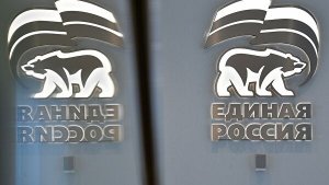 Медведев призвал губернаторов перестать дистанцироваться от "Единой России"