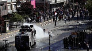 24 Horas: протесты в Чили объединили даже непримиримых футбольных хулиганов