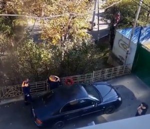 Спасатели разбили стекло и достали из запертой машины ребенка