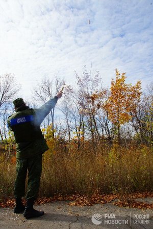 Украина и ЛНР начали отвод войск в районе Золотого ( В знак готовности запустили сигнальные ракеты )