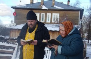 Глава Белозерска попросил священника провести молебен на месте ЧП со скважиной
