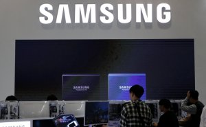 Samsung представил концепт нового складного смартфона. У нового аппарата пока нет названия. Известно, что его будет легко положить в карман благодаря складывающемуся экрану