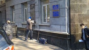Со здания военкомата в Одессе сносят барельеф маршалу Жукову.