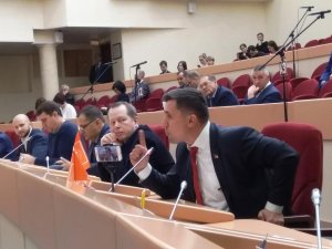 Скандал произошел на внеочередном заседании Саратовской областной Думы: депутаты-коммунисты вынуждены использовать мегафон для выступлений