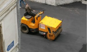 Не дождавшийся такси парень угнал дорожный каток