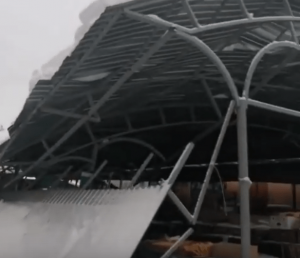 Крыша гастронома рухнула под толщей снега