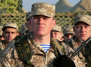 Военные раскрыли зарплаты при службе по контракту