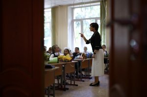 Средняя зарплата школьного учителя превысила 40 тысяч рублей